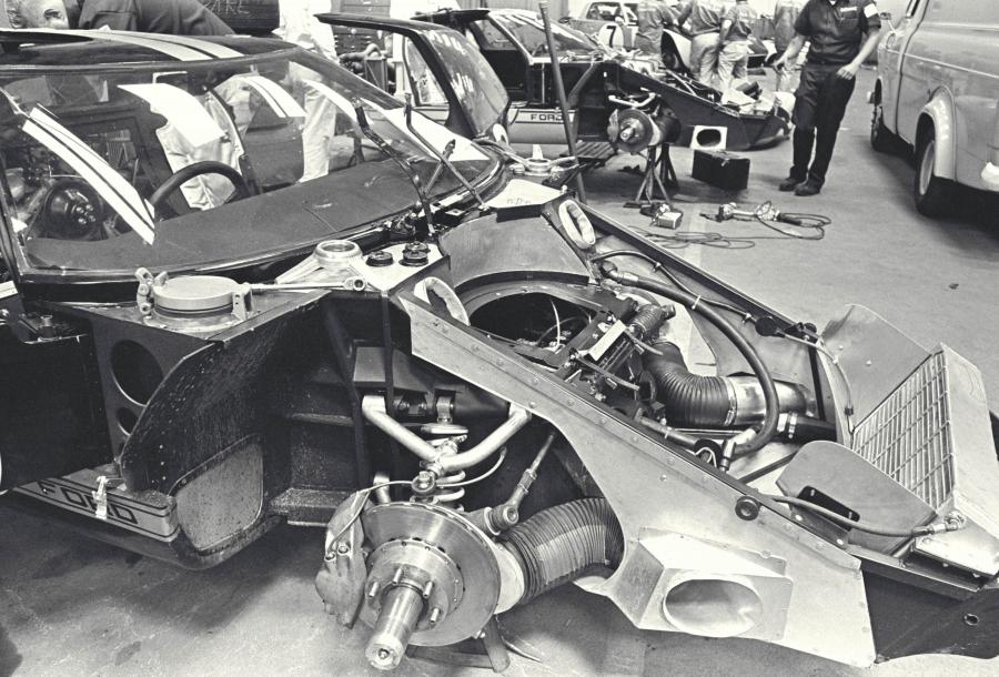  Ford GT40 (Mk I) 1965 года  (фото 4 из 66)